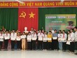 Bí thư Tỉnh ủy Phú Yên Phạm Đại Dương và Tổng biên tập Báo Đầu tư Lê Trọng Minh trao học bổng cho các em học sinh.