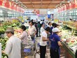 Người tiêu dùng mua các sản phẩm nông sản Việt tại siêu thị