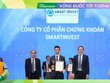 Ông Vũ Văn Đức - Giám đốc Tư vấn đầu tư đại diện Smart Invest nhận bằng khen và cúp vinh danh