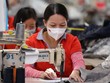 Các doanh nghiệp dệt may đang phải trải qua những tháng cuối năm đầy khó khăn. Ảnh: Nam Khánh 