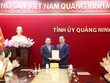 Ông Nguyễn Xuân Ký, Ủy viên Trung ương Đảng, Bí thư Tỉnh ủy, Chủ tịch HĐND tỉnh Quảng Ninh, trao quyết định bổ nhiệm ông Điệp Văn Chiến giữ chức vụ Trưởng Ban Nội chính Tỉnh ủy. Nguồn: Báo Quảng Ninh.