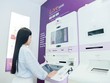 Khách hàng dùng công nghệ eKYC để mở tài khoản tại ngân hàng tự động LiveBank 24/7, mà không cần ra phòng giao dịch