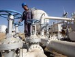 Công nhân làm việc tại một nhà máy lọc dầu ở Kirkuk, Iraq. Ảnh: AFP/ TTXVN