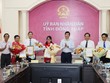 Chủ tịch UBND tỉnh Đồng Tháp Phạm Thiện Nghĩa (thứ 3 từ trái qua) trao quyết định và chúc mừng bà Nguyễn Lâm Thanh Thủy và các cán bộ được bổ nhiệm. (Ảnh: Cổng TTĐT Đồng Tháp)
