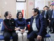 Thủ tướng Phạm Minh Chính trò chuyện, hỏi thăm khách đi tàu tại ga đường sắt Hà Nội vào chiều 9/1.