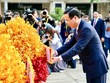 Chủ tịch nước Võ Văn Thưởng cùng phu nhân đã thành kính dâng hoa lên Chủ tịch Hồ Chí Minh vĩ đại tại Công viên Tượng đài Chủ tịch Hồ Chí Minh (đường Nguyễn Huệ, quận 1).