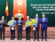 Lãnh đạo tỉnh Quảng Bình tặng hoa chúc mừng tân Phó Chủ tịch HĐND tỉnh (thứ hai, trái ảnh), Phó Chủ tịch UBND tỉnh (thứ ba, phải ảnh) và Ủy viên UBND tỉnh Quảng Bình (thứ hai, phải ảnh)