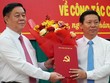 Bí thư Trung ương Đảng, Trưởng ban Tuyên giáo Trung ương Nguyễn Trọng Nghĩa trao quyết định điều động cho ông Trần Thanh Lâm (phải). Ảnh: Hoàng Nam