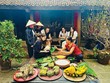 Sinh viên quốc tế trải nghiệm gói bánh chưng trong tour du lịch tại làng cổ Đường Lâm (Hà Nội). Ảnh: Linh Tâm