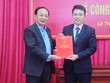 Phó Bí thư Thường trực Tỉnh uỷ Quảng Bình Trần Hải Châu (trái ảnh) trao quyết định cho tân Bí thư Huyện uỷ Lệ Thuỷ Phan Thanh Cường