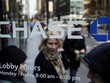 Khách hàng rời chi nhánh ngân hàng JPMorgan Chase ở New York, Mỹ. Ảnh: Reuters