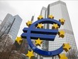 Biểu tượng đồng euro phía trước Ngân hàng Trung ương châu Âu (ECB) tại Frankfurt am Main, Đức. Ảnh: AFP/TTXVN