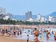 Biển Quy Nhơn thu hút khách du lịch và người dân địa phương trong dịp nghỉ lễ 30/4 và 1/5. Ảnh: Dũng Nhân.