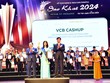 Đại diện Vietcombank nhận giải thưởng Sao Khuê dành cho giải pháp VCB CashUp từ Hiệp hội phần mềm và dịch vụ công nghệ thông tin Việt Nam (VINASA)