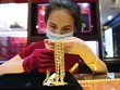 Giá vàng trong nước biến động mạnh và chênh lệch lớn với giá vàng thế giới gây áp lực lên điều hành tỷ giá