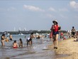 Người dân tắm biển tránh nóng tại Chicago, Mỹ ngày 17/6/2024. Ảnh: THX/TTXVN