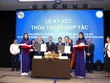 Ông Phạm Thanh Vũ, Giám đốc Chi nhánh Chứng khoán SHS tại TP HCM (trái) và ông Từ Nguyên Bình, Phó chủ tịch HanoiSME (phải) cùng ký Thỏa thuận hợp tác 