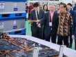 Tổng thống Indonesia Joko Widodo thị sát nhà máy sản xuất pin xe điện đầu tiên của nước này ở Karawang vào ngày 3/7. Ảnh: Văn phòng Tổng thống Indonesia