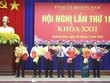 Ban thường vụ Tỉnh ủy Quảng Nam tặng hoa cho 6 cán bộ được phân công nhiệm vụ mới.