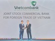 Ông Hồng Quang - Thành viên HĐQT kiêm Giám đốc Khối Nhân sự đại diện Vietcombank nhận cúp vàng "Harmonia" từ BTC