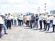 Lãnh đạo Tổng công ty phát điện 1, Công ty Nhiệt điện Duyên Hải, ngành chức năng và khách hàng tiêu thụ tro, xỉ khảo sát bãi tro, xỉ than của Nhiệt điện Duyên Hải. Ảnh: Báo Trà Vinh online