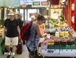 Người dân mua sắm tại một khu chợ ở Toronto, Canada, ngày 16/7/2024. (Ảnh: THX/TTXVN)