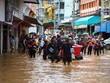 Lực lượng cứu hộ hỗ trợ người dân bị cô lập trong nước lũ do ảnh hưởng của bão Yagi ở thị trấn Mae Sai, tỉnh Chiang Rai, Thái Lan ngày 11/9/2024. Ảnh: REUTERS/TTXVN