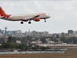 Máy bay của hãng hàng không Air India chuẩn bị hạ cánh xuống sân bay quốc tế Mumbai, Ấn Độ. Ảnh: AFP/ TTXVN