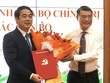 Ông Lê Minh Hưng (bên phải) trao quyết định của Bộ Chính trị cho ông Nghiêm Xuân Thành.