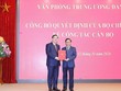Ủy viên Bộ Chính trị, Thường trực Ban Bí thư, Chủ nhiệm Ủy ban Kiểm tra Trung ương Trần Cẩm Tú (bên phải) trao Quyết định cho tân Phó chánh Văn phòng Trung ương Đảng Phạm Gia Túc. Ảnh: Phương Hoa