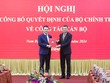 Ông Lê Minh Hưng, Ủy viên Bộ Chính trị, Bí thư Trung ương Đảng, Trưởng Ban Tổ chức Trung ương trao Quyết định cho tân Bí thư Tỉnh ủy Nam Định Đặng Khánh Toàn.