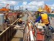 Thi công xây dựng cầu Đại Ngãi 2 (Ảnh: Xuân Lương).