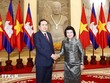 Chủ tịch Quốc hội Campuchia Samdech Khuon Sudary đón Chủ tịch Quốc hội Trần Thanh Mẫn. Ảnh: TTXVN