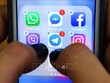 Biểu tượng của các nền tảng mạng xã hội trên màn hình điện thoại thông minh. Ảnh: AFP/TTXVN