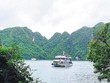 Tàu du lịch đưa du khách tham quan vịnh Hạ Long (Ảnh: Thanh Tân)