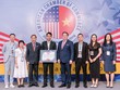 Ông Marc E. Knapper, Đại sứ Mỹ tại Việt Nam trao Giải thưởng cho đại điện AIA Việt Nam