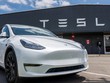 Một chiếc Tesla Model Y tại bãi xe của Tesla vào ngày 31/5/2023 ở Austin, Texas. Ảnh: Getty