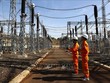 Công nhân truyền tải điện Gia Lai soi phát nhiệt tại TBA 500kV Pleiku 2. (Ảnh: Huy Hùng/TTXVN)