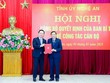 Ông Nguyễn Đức Trung, Bí thư Tỉnh ủy Nghệ An trao quyết định của Ban Bí thư Trung ương Đảng cho ông Lê Hồng Vinh, Ảnh: Bằng Phạm