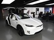Mẫu ô tô của hãng Tesla được bày bán tại cửa hàng ở Los Angeles, California, Mỹ. Ảnh: AFP/ TTXVN
