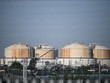Các bể chứa khí tự nhiên hoá lỏng tại cảng nhập khẩu LNG ở Grain, Đông Nam Anh. Ảnh: AFP/TTXVN