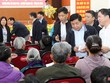 Bộ trưởng Nguyễn Chí Dũng tặng 176 suất quà trên địa bàn xã Mai Phụ. (Ảnh: BHT) 