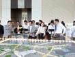 Các nhà đầu tư xem sa bàn Đồ án quy hoạch chung TP. Thủ Đức, TP.HCM - Ảnh: Lê Minh