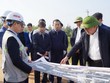 Chủ tịch UBND tỉnh Quảng Bình Trần Phong (ngoài cùng, phải ảnh) yêu cầu các đơn vị liên quan kịp thời xử lý những vấn đề phát sinh trong quá trình triển khai Dự án thành phần 2 - Cầu Nhật Lệ 3 và đường 2 đầu cầu