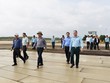 Chủ tịch UBND tỉnh Bình Định Phạm Anh Tuấn (đội mũ cối) kiểm tra thực địa Dự án Nâng cấp, mở rộng Cảng hàng không Phù Cát.
