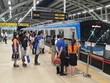 Hành khách đợi tàu metro số 1 tại ga Thủ Đức - Ảnh: Lê Toàn