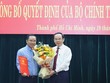 Bí thư Thành ủy TP.HCM Nguyễn Văn Nên trao Quyết định và tặng hoa chúc mừng ông Nguyễn Văn Được