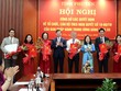 Lãnh đạo tỉnh Phú Yên trao quyết định, tặng hoa chúc mừng các đồng chí được Ban Thường vụ Tỉnh ủy điều động, phân công nhiệm vụ mới. Ảnh: Mỹ Luận. 