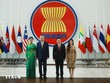 Tổng Bí thư Tô Lâm và Phu nhân cùng Tổng Thư ký ASEAN Kao Kim Hourn và Phu nhân tại Trụ sở Ban Thư ký ASEAN. Ảnh: TTXVN