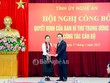 Ông Nguyễn Đức Trung, Bí thư Tỉnh ủy Nghệ An trao Quyết định của Ban Bí thư Trung ương Đảng chuẩn y chức vụ Phó bí thư Tỉnh ủy Nghệ An cho bà Võ Thị Minh Sinh. Ảnh: Báo Nghệ An